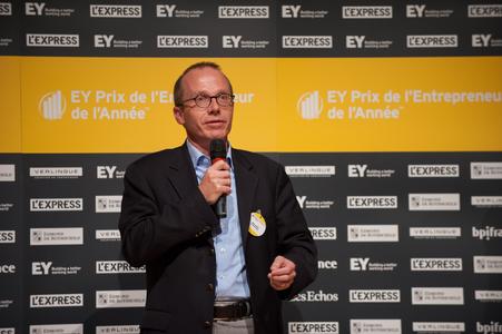 Marc Lott erhält Preis von E&Y