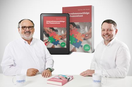 Ein aktuelles Standardwerk aus der Praxis der Unternehmensnachfolge: Ingo Claus (r.) und Nils Koerber von KERN Unternehmensnachfolge präsentieren ihr neues Buch.