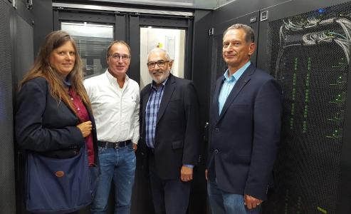 Im Rahmen seiner Sommertour 2018 besuchte Bürgermeister Erichson das IT-Systemhaus Heidelberg iT und besichtigte das „Serverhotel 2“. Gruppe (v.l.): Sabine Lachenicht (Umweltamtsleiterin), Matthias Blatz (Geschäftsführer Heidelberg iT), Bürgermeister Wolfgang Erichson (Dezernent für Umwelt, Bürgerdienste und Integration der Stadt Heidelberg) und Dr. Raino Winkler (Umweltamt/Projekt „Nachhaltiges Wirtschaften“). Foto: Heidelberg iT.