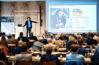 Keynote Speaker Malcolm_Werchota auf dem Kongress für Einzelfertiger 2026 in Düsseldorf.