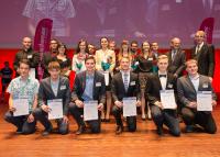 Die baden-württembergischen Landessieger beim Leistungswettbewerb des Deutschen Handwerks aus der Region Stuttgart wurden von Landeshandwerkspräsident Rainer Reichhold (hinten, 2. von rechts) und Harald Herrmann, Präsident der Handwerkskammer Reutlingen (hinten, rechts), geehrt / Foto: HWK Reutlingen