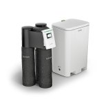 Die für Wohnanlagen, Hotels und Gewerbebetriebe konzipierte Großenthärtungsanlage softliQ:LB verfügt standardmäßig über einen Salzbehälter mit 275 Kilogramm Füllvolumen. Dadurch verlängern sich die Nachfüllintervalle und reduziert sich der Betreiberaufwand