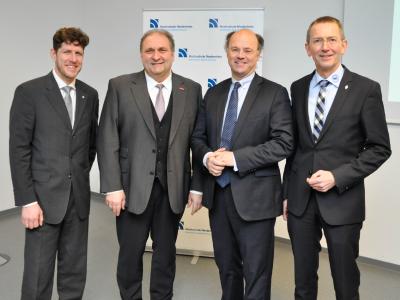 Von links: Prodekan Prof. Dr. Harald Schoelen, Handwerkspräsident Hans Peter Wollseifer, Hochschulpräsident Prof. Dr. Hans-Hennig von Grünberg und Kreishandwerksmeister Frank Mund