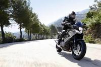 Das V4-Adventure-Bike in Mat Bullet Silver