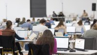 Laptop und zweiter Bildschirm für Gesetzestexte und Kommentare: Prüfungssaal im Zweiten Staatsexamen