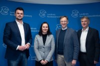 Landrat Tino Schomann, seine Stellvertreterin Katrin Patynowski sowie die WEMACOM-Geschäftsführer Volker Buck und Torsten Speth trafen sich in Wismar, um die Zuwendungsverträge für die neue Förderung des Breitbandausbaus im Landkreis Nordwestmecklenburg zu unterzeichnen. / Foto: WEMAG/SKRmedia