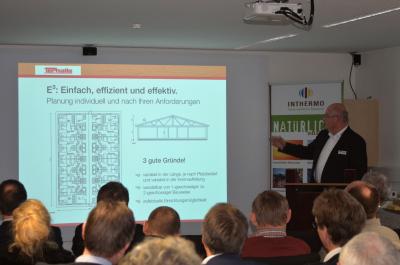 Dipl.-Ing. Marcus Erbacher, Prokurist und Projektentwickler bei der Terhalle Holzbau GmbH, verdeutlichte an zahlreichen gebauten Beispielen, wie Kitas im Passivhausstandard zu errichten sind und Aufstockungen von Flachdachbauten in Holzbauweise gelingen. Foto: Achim Zielke für INTHERMO, Ober-Ramstadt; www.inthermo.de