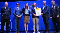 Bei der Feierstunde in Rottenburg erhielt die JULABO GmbH von Innenminister Thomas Strobl die Auszeichnung „Ehrenamtsfreundlicher Arbeitgeber im Bevölkerungsschutz“.  Von links:  Bernd Wagner, Michael Moser, Jennifer Juchheim, Innenminister Thomas Strobl, Markus Juchheim, Christian Vögele.