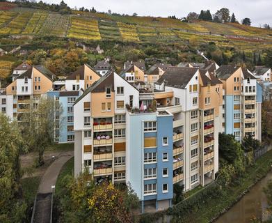 Farbenpracht im Herbst: Das Ensemble der Bäckermühle in Esslingen strahlt mit den bunten Weinbergen um die Wette. (Foto: Caparol Farben Lacke Bautenschutz/Martin Duckek)