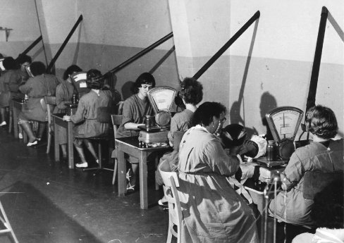 F272-Pulverabfuellung-ca.-1960er-Jahre.jpg