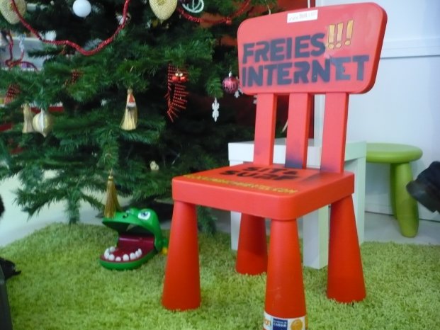 FreeInternet_xmas chair.jpg