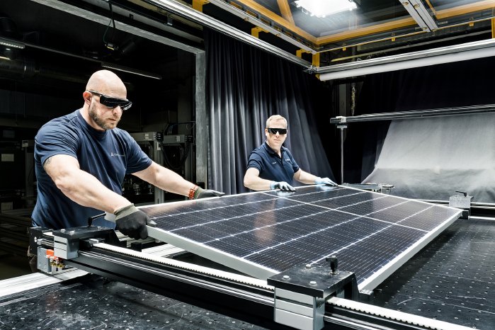 Prüfungen im Kölner Solarlabor von TÜV Rheinland.jpg