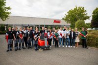 Startschuss für die Zukunft: Der Hako-Ausbildungsjahrgang 2022 tritt an, um die Welt mit nachhaltiger Reinigungs-, Kommunal- und Wasserstrahltechnik ein kleines bisschen sauberer zu machen.