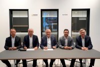 v.l.n.r.: Dr. Walter Stadlbauer (CTO/COO von Schüco), Edgar Stemeseder (Gesellschafter der Stemeseder-Gruppe), Andreas Engelhardt (CEO und persönlich haftender Gesellschafter von Schüco), Thomas Stemeseder (Geschäftsführer der Stemeseder GmbH) und Philipp Neuhaus (CFO von Schüco) unterzeichnen gemeinsam die Vertragsdokumente vor den Musterelementen 