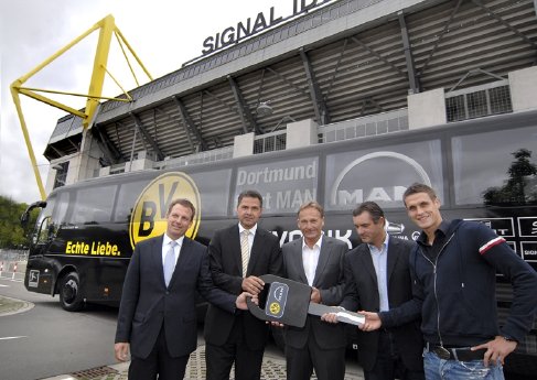 MAN übergibt neuen Bus an Borussia Dortmund.jpg