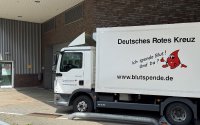 Wo sonst große Lkw beladen werden, lieferte am 3. Juni 2026 das DRK alle benötigen Materialien für den Umbau des Konferenzraums in ein Spendenzentrum an.