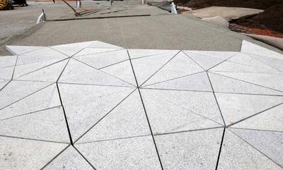 Chinesischer Granit bildet den Belag mit Harlekin-Muster.