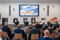 Markus Handtmann (Co-CEO), Dirk Seckler (Co-CEO HAndtmann Leichtmetallguss & Systemtechnik) sowie Dr. Mark Betzold (CTO/COO Handtmann Processing) im Interview beim Ammerbucher Design Talk.
