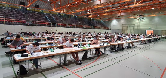 Studierende der Hochschule Aalen bei einer Prüfung in der Ulrich-Pfeile-Halle_Foto Volker Knobla.jpg