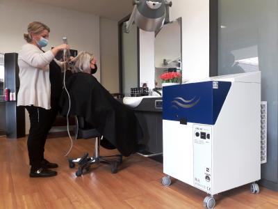 Im Friseursalon Wesker in Ahaus befreit der Luftreiniger VIROLINE Compac die Luft von Aerosolen.