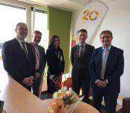 Gut gelaunt im Meeting - v. l. n. r.: Jörg Madlung ( Geschäftsstellenleiter Ost), Jörg Prings (Leiter Geschäftsfeldentwicklung Öffentlicher Dienst SVA), Ilka Wolter (Key Account Manager SVA), Philipp Alexander (GF SVA) und Thomas Popp (CIO des Freistaates Sachsen)