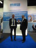 Jochen Wagner (GF MAW Werkzeugmaschunen) und Marc Schori (GF René Gerber AG) vor dem Messestand