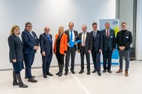 Stellv. Würzburger Landrätin Karen Heußner, Ministerialdirigent Boris Petschulat, Regierungspräsident des Bezirks Unterfranken Dr. Eugen Ehmann, Staatssekretärin Anna Stolz, Institutsdirektor des SKZ Prof. Martin Bastian, stellv. bayerischer Ministerpräsident Hubert Aiwanger, Oberbürgermeister von Würzburg Christian Schuchardt, stellv. Kitzinger Landrat Robert Finster und Architekt Steffen Rothenhöfer bei der Eröffnung der Modellfabrik des SKZ (v.l.n.r.)