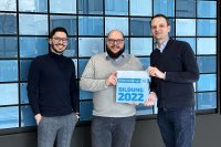 Matthias Ruff, Vertriebsleiter Bildung & Forschung am SKZ (links) und Christoph Kreutz, Leiter des Trainings-Zentrums Qualitätswesen (TZQ) (rechts) übergeben die Auszeichnung Premiumpartner Bildung des SKZ an Giuseppe Fiandaca, Geschäftsführer und Gründer der Polyneers GmbH (Foto: Irena Heuzeroth / SKZ)
