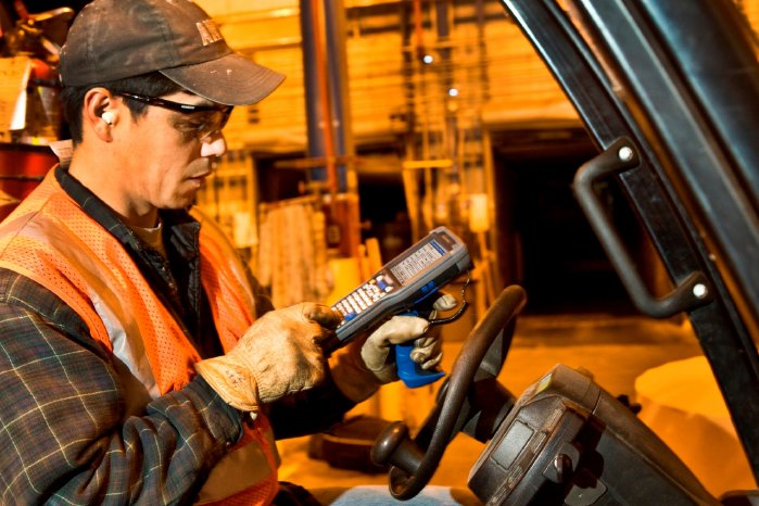 Der CK71 von Intermec im Einsatz im Lager.jpg