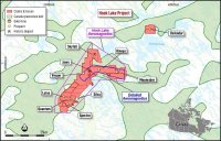 Abbildung 1: Standort des Projekts Hook Lake und geplante luftgestützte Magnetfeldvermessung. Innerhalb der rosa Umrandung wird eine Untersuchung im Abstand von 100 m durchgeführt, innerhalb des blauen Vielecks 