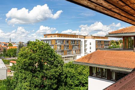 Klare Formen und natürliche Materialien sind charakteristisch für das neue Büro- und Verwaltungsgebäude des Babynahrungsherstellers HiPP in Pfaffenhofen. In dem fünfgeschossigen Bau mit Bio-Betriebsrestaurant arbeiten 360 Beschäftigte. Foto: HiPP/Angelika Salomon