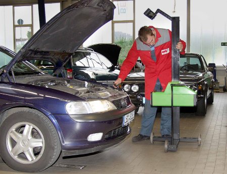 Lichtwochen im Oktober Scheinwerfer vom Fachmann kostenlos prüfen lassen.jpg