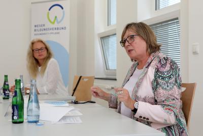 Dr. Angela Sallermann, stellvertretende Vorsitzende des Weserbildungsverbunds (vorn) und Dr. Kirsten Kappert-Gonther, Bundestagsabgeordnete der GRÜNEN / Fotos: Martin Rospek