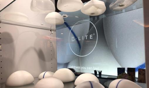 Bildunterschrift: POLYTECH bietet eine große Bandbreite an Implantaten. Die innovativen Leichtimplantate der B-Lite® - Reihe reduzieren die Gewebebelastung der Patientin. Fotonachweis: Polytech Health & Aesthetics