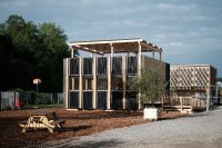 Das Hochschulteam X4S von Biberach baut den innovativen Dachgarten mit Retentions-Gründach und PV-Röhren als Pergola.