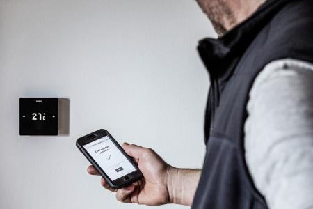 Die Einzelraumregelung NEA SMART 2.0 überzeugt mit attraktivem Design, unkomplizierter Montage, einfacher Bedienung und vielen nützlichen smarten Funktionen, Bild: REHAU