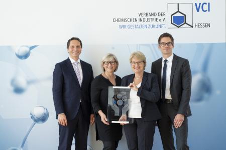 Für die DAW SE nahmen Geschäftsleitungsmitglied Dr. Christoph Hahner, Karin Laberenz (Unternehmenskommunikation), Bettina Klump-Bickert (Nachhaltigkeit) und Björn Schön (Produktsicherheit) die Auszeichnung entgegen (v. l.)