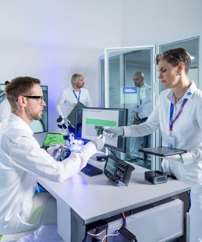 Techniker im Reinraumlabor.png