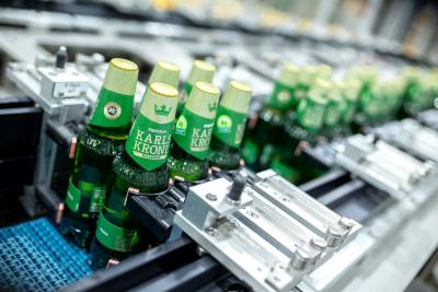 Mit dem Nature MultiPackTM lassen sich bis zu 90 Prozent Verpackung einsparen. Im Vergleich zur bis dato im Markt befindlichen Variante aus Folie und einem Gewicht von 7,5 Gramm werden nun lediglich 1,5 Gramm Kleber benötigt.