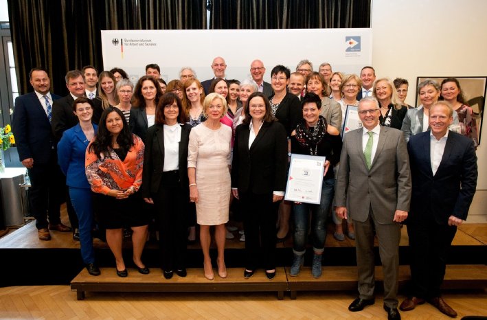 INQA_Zertifikats黚ergabe_Gruppenbild_㏕homas Kunsch.jpg