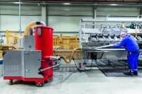 Mit Druckluft reinigt der Werker das Innere der Alu-Profile. Druckluft und Späne werden vom Sauger direkt über einen Trichter aufgenommen.