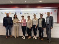 Diversity-Arbeit bestätigt: Barbara Lutz (2. v. l.), Geschäftsführerin FKI, gratuliert persönlich zum positiven Zertifizierungsergebnis. / Bildquelle: Würth Elektronik 