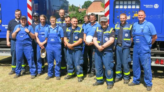 Schulterschluss: Das Technische Hilfswerk und Mitarbeiter der WEMAG-Netzdienststelle Hagenow haben in Moraas den Ernstfall geübt (Foto: THW/Axel Schirmacher)