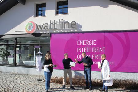 Umweltprojekt Bienenpatenschaft startet im Winter v.l. Corinna Eder, Thomas Kluge,
Geschäftsführer Harald Wimmer, Lucie Goller