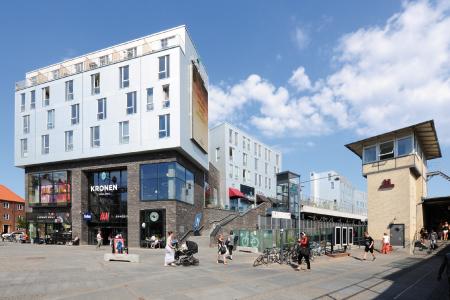 In Kopenhagen ist mit dem Shopping Center Kronen Vanløse ein einzigartiger Gebäudekomplex entstanden, der modernes Wohnen mit einer Vielzahl an Einkaufsmöglichkeiten vereint.