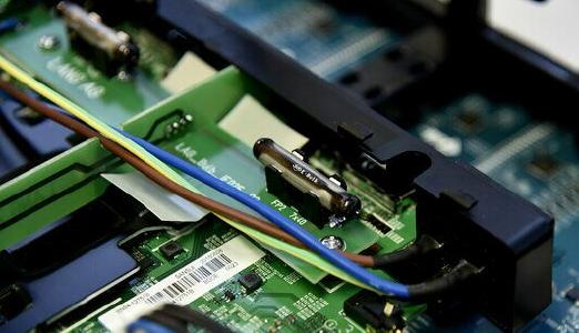 Bei den E-Bulbs handelt es sich um patentierte Hightech-Glasampullen, die mit der 3M Novec High-Tech Flüssigkeit befüllt sind / Foto: JOB GmbH