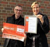 Anja und Willi Kamann freuen sich über den Innovationspreis-IT. Die unabhängige und hochkarätige Jury hat die Business-Software McBüro zum IT-Sieger für das Land Schleswig-Holstein ernannt