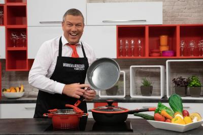 Fernsehkoch und Moderator Christian Giese im Set von "Christian kocht!"