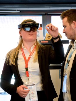 2018-03-15_industry_forum_hololens.jpg