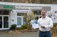Jetzt geht es auch in Präsenz wieder los: Neues Schulungsprogramm, neu gestaltetes Schulungscenter – Guido Schildbach freut sich, Fachhändler und Fachhandwerker live in Lüdenscheid begrüßen zu können. SELVE hat für 2023 ein pralles Paket geschnürt, um wichtiges Fachwissen zu vermitteln. Komplettiert wird es durch zusätzliche Web-Seminare.